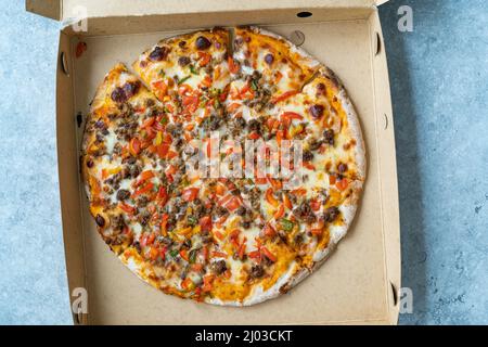 Pizza Kokorec turque. Prêt à livrer dans une boîte à pizza. Cuisine traditionnelle. Banque D'Images