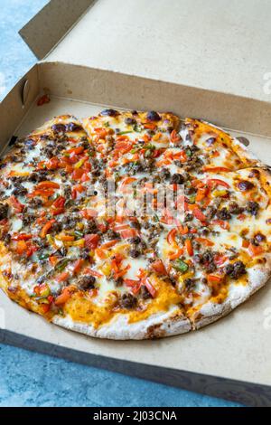 Pizza Kokorec turque. Prêt à livrer dans une boîte à pizza. Cuisine traditionnelle. Banque D'Images