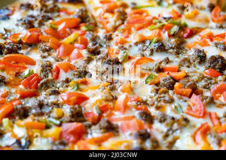 Pizza Kokorec turque. Prêt à livrer dans une boîte à pizza. Cuisine traditionnelle. Banque D'Images