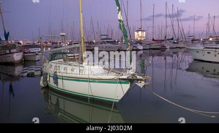 coucher de soleil dans la marina de torrevieja, espagne Banque D'Images