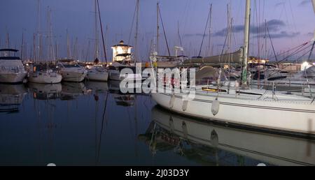 coucher de soleil dans la marina de torrevieja, espagne Banque D'Images