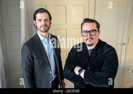 Le duo de designers Bernadotte & Kylberg, Prince Carl Philip de Suède et Oscar Kylberg, lors de la présentation de leur nouvelle collection de meubles, des tables en bouleau de Mazurie avec des détails en laiton en collaboration avec le fabricant de meubles Gärsnäs, à Stockholm, Suède, le 16 mars 2022. Photo Anders Wiklund / TT code 10040 Banque D'Images