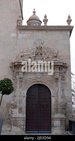 Santa Cruz est le plus vieux quartier d'Alicante sur la pente du mont Benacantil et dispose de ruelles pavées en pente Banque D'Images
