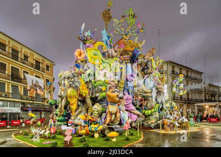 Sculptures géantes pendant le festival annuel des Fallas, Valence, Espagne Banque D'Images