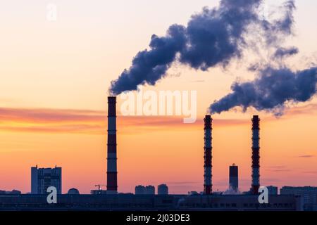 Les conduites de fumée industrielles ferment divers types de centrales thermiques en hiver. Mise au point sélective. Banque D'Images