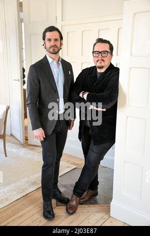 Le duo de designers Bernadotte & Kylberg, Prince Carl Philip de Suède et Oscar Kylberg, lors de la présentation de leur nouvelle collection de meubles, des tables en bouleau de Mazurie avec des détails en laiton en collaboration avec le fabricant de meubles Gärsnäs, à Stockholm, Suède, le 16 mars 2022. Photo Anders Wiklund / TT code 10040 Banque D'Images