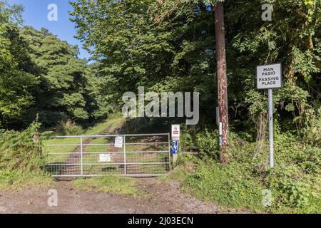 Panneau passant devant place à côté de la porte de ferme et avis pas de parking, Black Mountains, pays de Galles, Royaume-Uni Banque D'Images