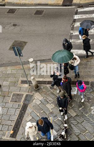 Vue panoramique sur les personnes marchant dans un jour pluvieux dans le centre-ville de Sanremo, Imperia, Ligurie, Italie Banque D'Images