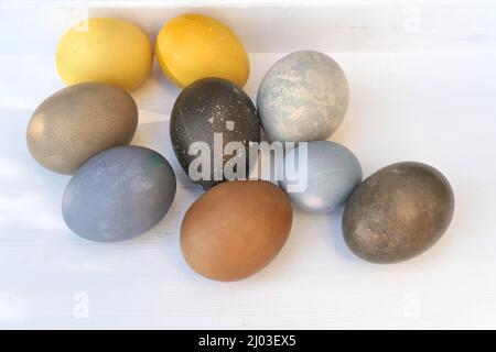 Collection colorée d'œufs de Pâques peints, teint naturellement. Banque D'Images