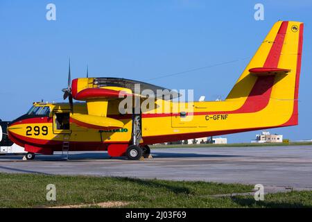 Buffalo Airways Canadair CL-215-I (REG: C-GFNF) transitant par Malte en route vers la Turquie. Banque D'Images