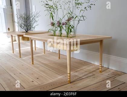 Le duo de designers Bernadotte & Kylberg, Prince Carl Philip et Oscar Kylberg présentent une nouvelle collection de meubles, des tables en bouleau de Mazurie avec des détails en laiton en collaboration avec le fabricant de meubles Gärsnäs, à Stockholm, Suède, le 16 mars 2022. Photo Anders Wiklund / TT code 10040 Banque D'Images