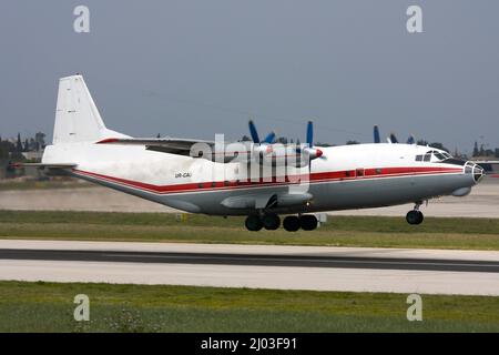 Antonov an-12BK (REG: UR-CAG) décollage fumé. Cet avion a été détruit par un incendie à Leipzig, en Allemagne, le 9 août 2013. Banque D'Images