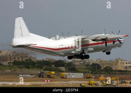 Antonov an-12BK (REG: UR-CAG) décollage fumé. Cet avion a été détruit par un incendie à Leipzig, en Allemagne, le 9 août 2013. Banque D'Images