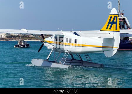 Harbour Air Malta de Havilland Canada DHC-3T Vazar turbine Otter vient d'être équipé de flotteurs et attend qu'une grue soit descendue dans la se Banque D'Images