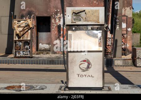 Les pompes brûlées de la station Total Fuel après un coup de foudre. L'incendie s'est produit le 13 novembre 2021 Banque D'Images