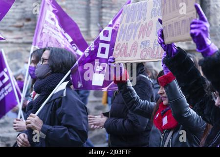 Tolède, Espagne. 8 mars 2022: Marche féministe à l'occasion de la Journée de la femme dans le centre-ville de Tolède Banque D'Images