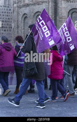 Tolède, Espagne. 8 mars 2022: Marche féministe à l'occasion de la Journée de la femme dans le centre-ville de Tolède Banque D'Images
