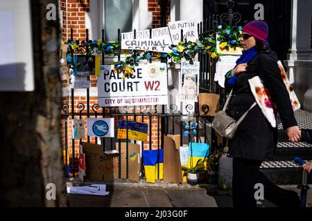 Partie d'un sanctuaire de fleurs et de messages en face de l'ambassade de Russie à Londres après l'invasion de l'Ukraine par la Russie Banque D'Images