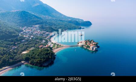 Vue depuis un drone volant. Vue panoramique sur l'île de Sveti Stefan lors d'une belle journée d'été, au Monténégro. Banque D'Images