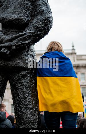 Une femme du drapeau ukrainien s'appuie contre la statue de Bernard Montgomery devant Downing Street lors des manifestations pro-ukrainiennes du 2022 mars Banque D'Images