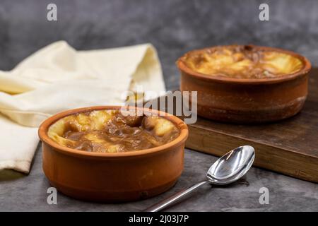 Cocotte de riz sur fond sombre. Un délicieux dessert à base de riz et de lait. Cuisine traditionnelle du Moyen-Orient. Nom local gu Banque D'Images