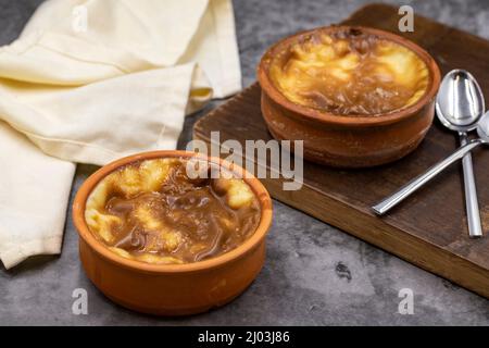 Cocotte de riz sur fond sombre. Un délicieux dessert à base de riz et de lait. Cuisine traditionnelle du Moyen-Orient. Nom local gu Banque D'Images