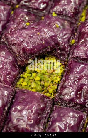 Lave-baklava violette. Il est produit avec un mélange appelé mélange violet obtenu à partir des extraits de légumes et de fruits violets. Tradition Banque D'Images