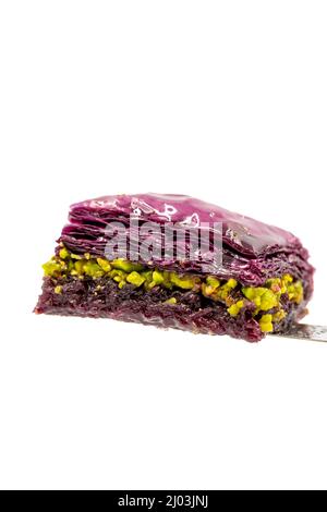 Pistache Baklava violette. Saveurs traditionnelles du Moyen-Orient. Nom local Mor Baklava. Gros plan. Banque D'Images