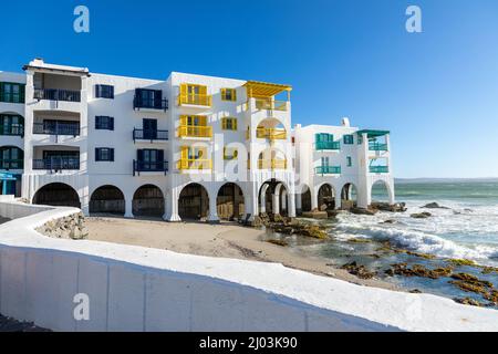 Les hébergements de vacances du Club Mykonos se construisent sur les rochers pour ressembler à l'architecture grecque de Mykonos en Grèce. Il est construit sur la lagune de Langebaan dans le sud A. Banque D'Images