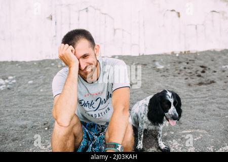 Heureux propriétaire du chien spaniel de cocker russe, responsabilité de s'occuper de l'animal de compagnie Banque D'Images