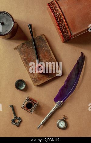 Pipe vintage, carnet, un stylo à douille et une montre rétro. Concept de jeu d'enquête de détective privé. Plan de pose à plat sur le papier usagé avec une clé Banque D'Images