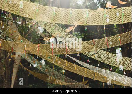 Drapeaux d'or Dharmacakra près d'une ancienne pagode bouddhiste dans une forêt profonde, symbole du bouddhisme en Thaïlande. Mise au point sélective. Banque D'Images