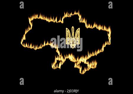 Carte de la frontière de l'Ukraine contour fait à partir de flammes brûlantes effet sur fond noir Banque D'Images