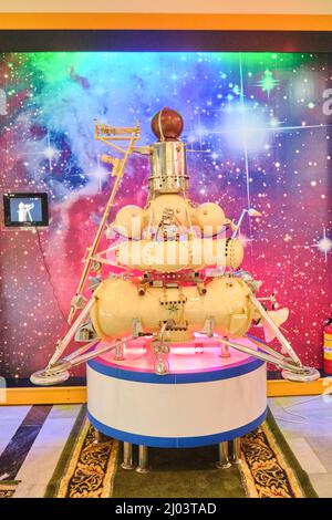 Un ancien russe, soviétique, espace communiste, satellite, lune, planet lunar, modèle aerospace explorer. Au Musée de la communication de Tachkent, ouzbek Banque D'Images
