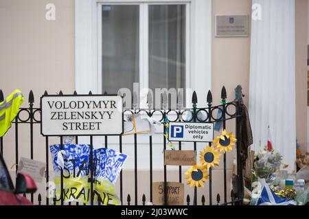 Édimbourg, Royaume-Uni. 16th mars 2022. Les gens marchent devant les messages de soutien laissés à l'extérieur du consulat d'Ukraine à Édimbourg. Écosse. Pic Credit: Pako Mera/Alay Live News Banque D'Images