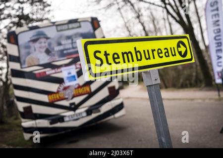 HILVARENBEEK - Stemmen in een safaribus bij Safaripark Beekse Bergen. In ruil voor hun stempas kregen stemmers een gratis toegangskaart en een uitrijkaart. ANP ROB ENGELAR Banque D'Images