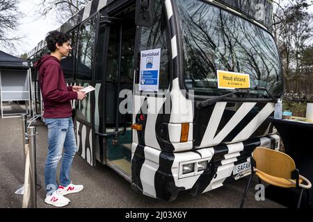 HILVARENBEEK - Stemmen in een safaribus bij Safaripark Beekse Bergen. In ruil voor hun stempas kregen stemmers een gratis toegangskaart en een uitrijkaart. ANP ROB ENGELAR Banque D'Images