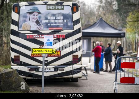 HILVARENBEEK - Stemmen in een safaribus bij Safaripark Beekse Bergen. In ruil voor hun stempas kregen stemmers een gratis toegangskaart en een uitrijkaart. ANP ROB ENGELAR Banque D'Images