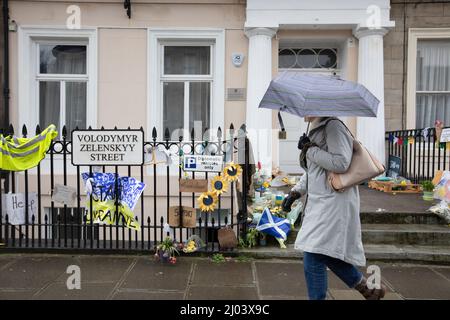 Édimbourg, Royaume-Uni. 16th mars 2022. Les gens marchent devant les messages de soutien laissés à l'extérieur du consulat d'Ukraine à Édimbourg. Écosse. Pic Credit: Pako Mera/Alay Live News Banque D'Images