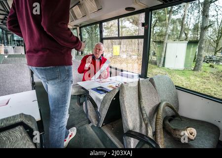 HILVARENBEEK - Stemmen in een safaribus bij Safaripark Beekse Bergen. In ruil voor hun stempas kregen stemmers een gratis toegangskaart en een uitrijkaart. ANP ROB ENGELAR Banque D'Images