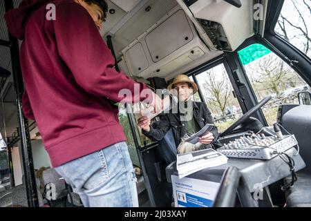 HILVARENBEEK - Stemmen in een safaribus bij Safaripark Beekse Bergen. In ruil voor hun stempas kregen stemmers een gratis toegangskaart en een uitrijkaart. ANP ROB ENGELAR Banque D'Images