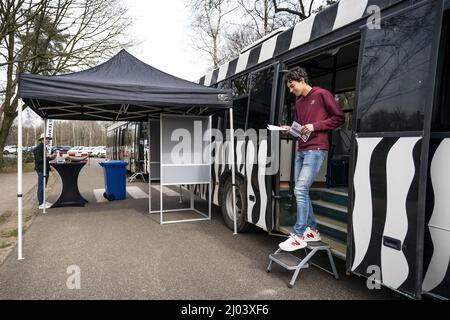 HILVARENBEEK - Stemmen in een safaribus bij Safaripark Beekse Bergen. In ruil voor hun stempas kregen stemmers een gratis toegangskaart en een uitrijkaart. ANP ROB ENGELAR Banque D'Images