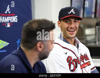 North Port, États-Unis. 15th mars 2022. Matt Olson, le premier baséman All-Star nouvellement acquis d'Atlanta Braves, signé avec un contrat de $168 millions d'années qui s'étend sur la saison 2029, est tout sourire car il est présenté par Alex Anthopoulos, directeur général de Braves, lors de sa conférence de presse à l'entraînement de printemps à CoolToday Park le mardi 15 mars 2022, À North Port, Floride. (Photo de Curtis Compton/The Atlanta Journal-Constitution/TNS/Sipa USA) crédit: SIPA USA/Alay Live News Banque D'Images