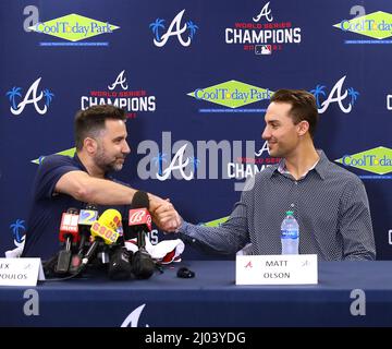 North Port, États-Unis. 15th mars 2022. Alex Anthopoulos, directeur général d'Atlanta Braves, présente Matt Olson, le premier basan All-Star nouvellement acquis, signé à une entente de huit ans, $168 millions, qui se déroule tout au long de la saison 2029, lors de sa conférence de presse lors de l'entraînement de printemps à CoolToday Park le mardi 15 mars 2022, à North Port, en Floride. (Photo de Curtis Compton/The Atlanta Journal-Constitution/TNS/Sipa USA) crédit: SIPA USA/Alay Live News Banque D'Images