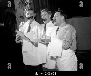 Photo du dossier datée du 14-03-1956, des footballeurs Tottenham Hotspur, (l-r) Tony Marchi, Danny Blanchflower et George Robb, s'entraîner à chanter pour le défilé de chants et de danses des enfants de toutes les nations, qui se tiendra au Royal Albert Hall en aide à la Société nationale de spastique. L'ancien capitaine de Tottenham Tony Marchi, membre de l'équipe double gagnante du club en 1961, est décédé à l'âge de 89 ans. Date de publication : le mercredi 16 mars 2022. Banque D'Images