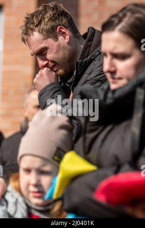 Lviv, Ukraine. 15th mars 2021. Des membres de la famille, des amis et des camarades se sont mis à rendre hommage à quatre soldats ukrainiens tués lors d’une frappe aérienne russe sur une base militaire près de la frontière polonaise. Des boureurs se sont rassemblés au cimetière de Lychakivske à Lviv pour l'enterrement de quatre soldats ukrainiens; OLEH Yaschyshyn, Sergiy Melnyk, Rostyslav Romanchuk et Kyrylo Vyshyvany, qui ont été tués par une frappe aérienne russe au Centre international pour le maintien de la paix et la sécurité, une base militaire à Yavoriv près de la frontière polonaise plus tôt dans la semaine. (Image de crédit : © Matthew Hatcher/SOPA Images via ZUMA Press Wire) Banque D'Images