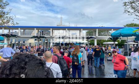 Orlando, FL USA -28 décembre 2019: Les gens qui attendent en file d'attente pour monter à bord de Space Moutian à Walt Disney World Magic Kingdom à Orlando, en Floride. Banque D'Images