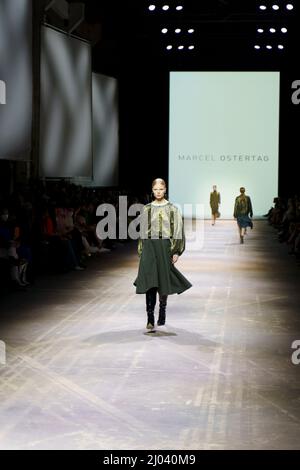 Berlin, Berlin, Allemagne. 15th mars 2022. Marcel Ostertag Fashion Show pendant la semaine de la mode de Berlin automne/hiver 2022. (Credit image: © Beata Siewicz/Pacific Press via ZUMA Press Wire) Banque D'Images