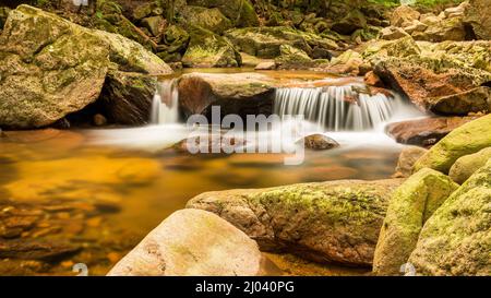 Cascade d'Ilse dans les montagnes Harz avec la formation de roche - ambiance d'automne Banque D'Images