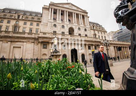 Londres, Royaume-Uni. 16th mars 2022. La Banque d'Angleterre semble sur le fait d'augmenter les taux d'intérêt à 0,75% le jeudi 17th mars. Ce sera sa troisième hausse consécutive, car elle cherche à maîtriser une hausse spectaculaire de l'inflation qui a été intensifiée par l'invasion de l'Ukraine par la Russie. Une hausse des taux d'un quart de point le 17th mars renverrait le coût de l'emprunt là où il était avant la pandémie de Covid. Crédit : Mark Thomas/Alay Live News Banque D'Images